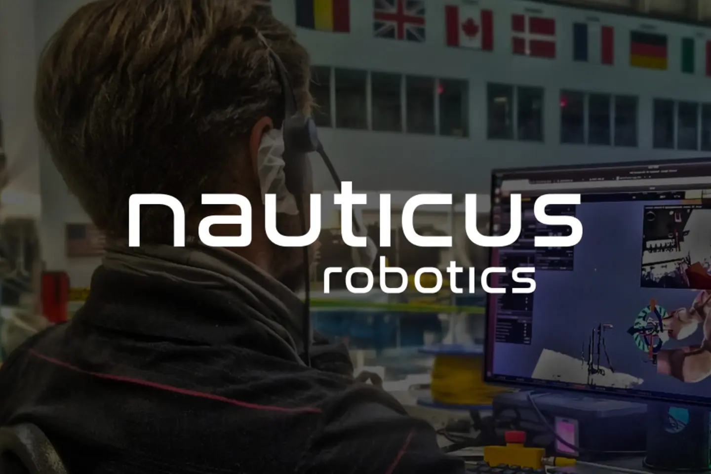 Инженер Nauticus Robotics управляет подводной робототехнической системой